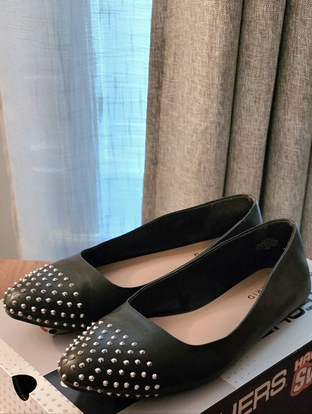 Torrid 7.5 WW Pointed Toe Studded Flats EUC